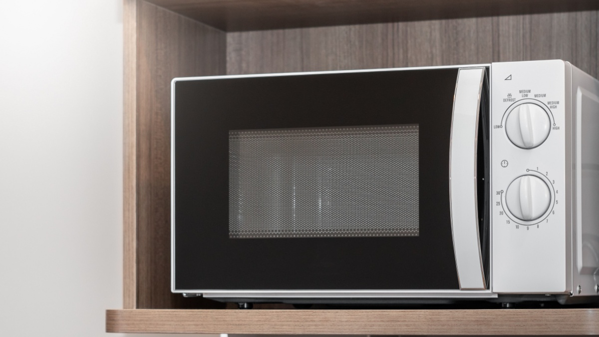 Microonde piccolo dentro un mobile